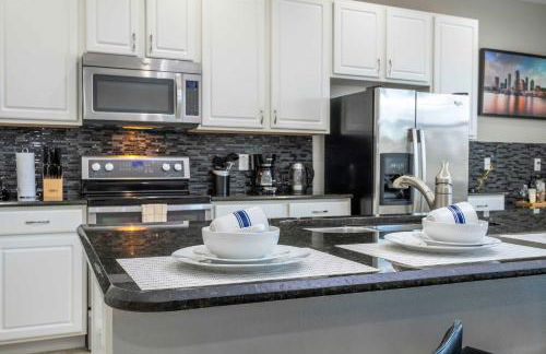 4BR Lakefront - Themed Rooms - Pool & BBQ! - Foto 36