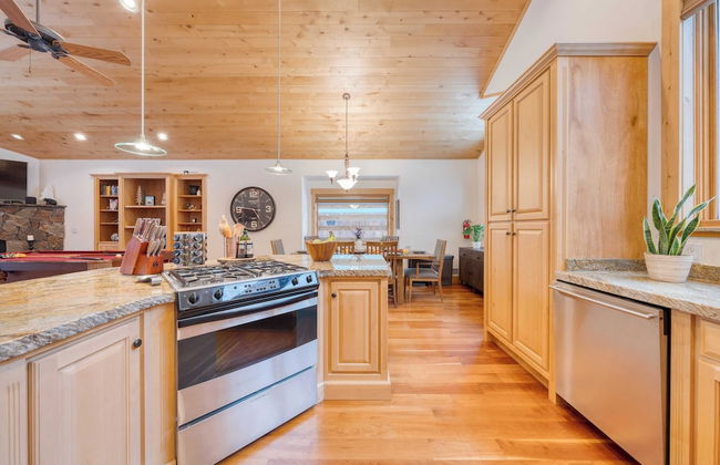 5 Mins to Ski Resort Ping Pong, Pool Table, Deck Donner Ridge by Avantstay - Foto 13