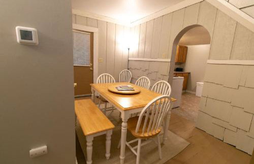 Downtown 2 Bedroom Cottage, Sleeps 6, Walking Distance to Honeywell, Downtown Restaurants, Shopping - Foto 12