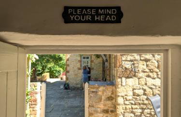 Period Thatched Cottage Towcester - Photo 5