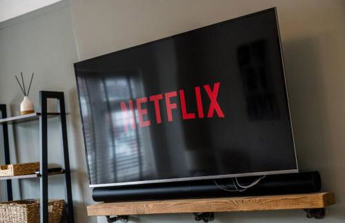 Pass The Keys Picture Perfect Haven in Didsbury Village - Free Parking & EV Station - Photo 7