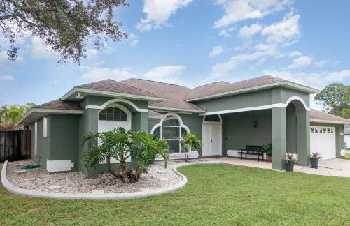 Spacious Luxury Pool Home Oasis - 8mi to Airport - Foto 28