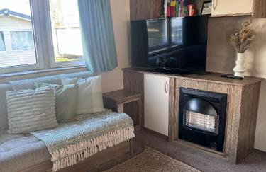 Cozy Caravan at Tower Lawn, Haggerston Castle Perfect Family Getaway - Foto 14