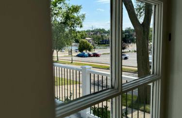 Walk Downtown & River Stylish Cozy Stay w Huge Porch - Foto 29