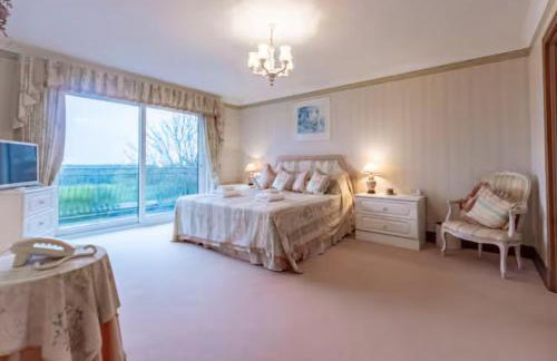 Tudor Style Seafront Home Sea Views Shoebury - Pass the Keys - Foto 3