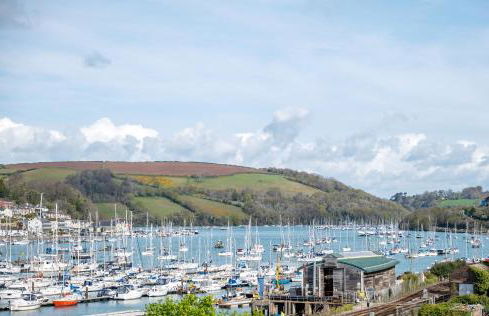 Coastal Escape with Balcony & River Dart Views - Foto 9