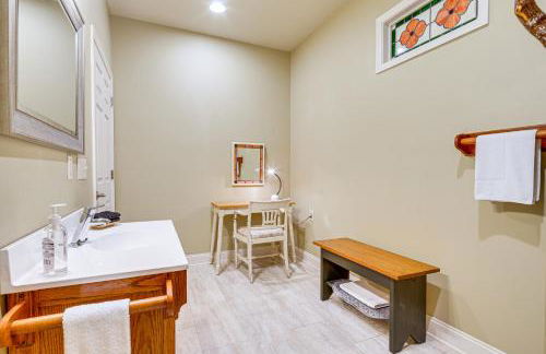 Walk to Main Street Saluda Escape with Garden Patio - Foto 16