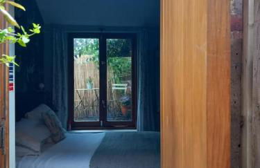 The Nook- Cotswold guest room - Photo 22