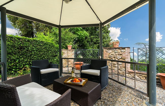 Holiday Home in Town Center with Pool, Garden, Hot Tub - Photo 15