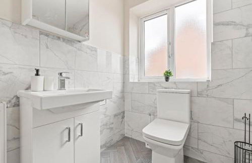 Modern 4-Bed, Parking, Pool Table, Sleeps 11 - Foto 34