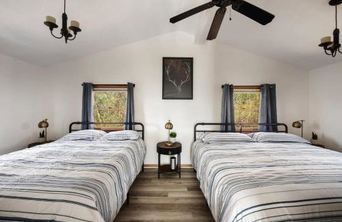 Cozy cabin w hot tub fire pit & ski access - Foto 24