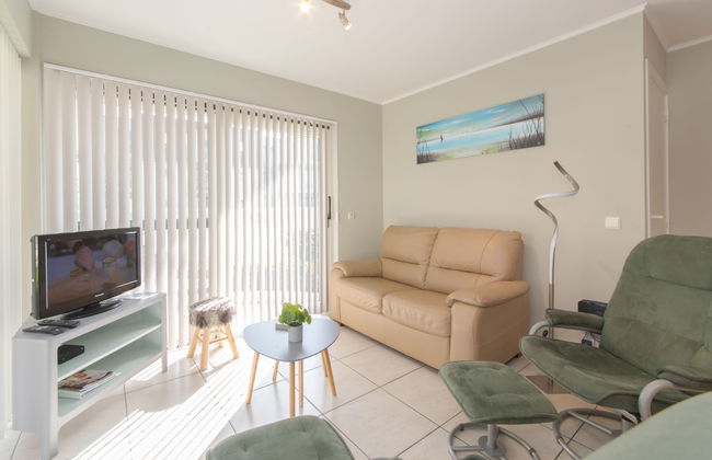 2 bedroom Apartment in Bredene with swimming pool and garden - Photo 3