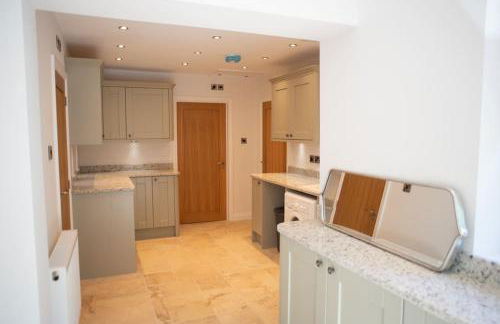 Country Crabtree Bungalow with large wild garden - Photo 37