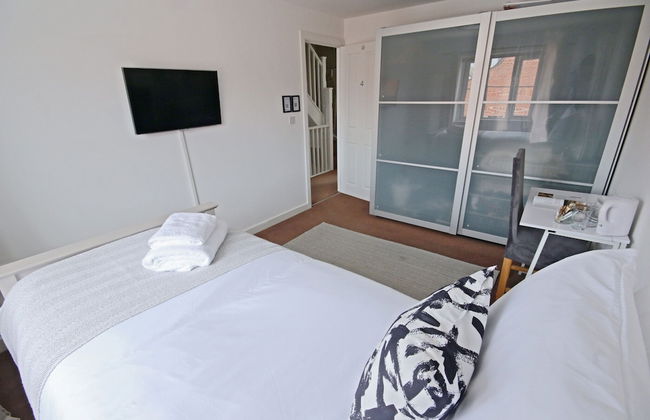 Modern 4 Bed Townhouse with Parking - Foto 6