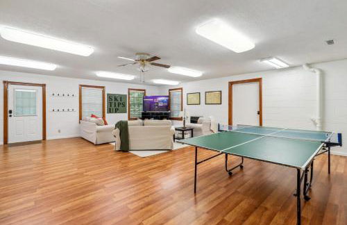 Secluded Lakefront Escape w Private Dock, 600ft Shoreline and Views, Sleeps 13 - Foto 10