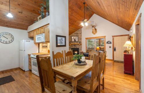 Simon's Treetop Cabin - 2 BDR in Popular Resort - Foto 19