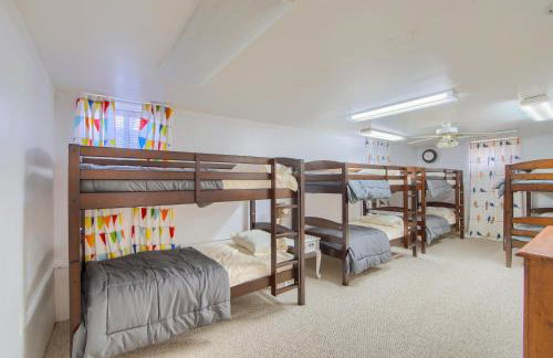Group Getaway w/ Mtn Views: Home in Circleville! - Foto 19