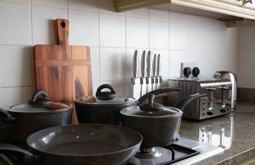 Characterful Cottage - Sleeps 6 - Parking - High Street - Photo 19