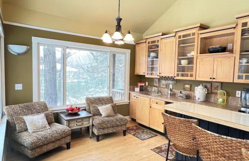 Woodshores Retreat - cozy retreat, hot tub, Lk MI - Photo 8