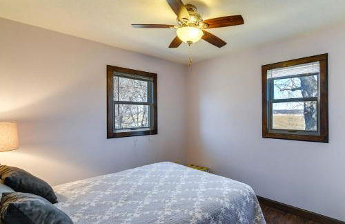 Riverfront Cabin Near Dtwn Pella with Game Room! - Foto 19