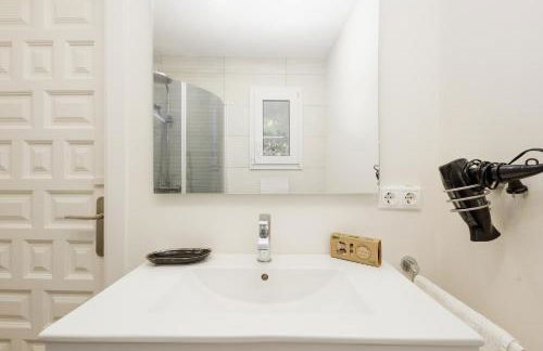 Marbella, Costabella - Beachfront Villa with Heated Pool - Photo 42