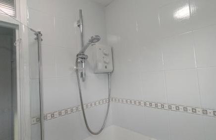 Leeson House in Harborne, Birmingham near Botanical Gardens, Queen Elizabeth Hospital, Birmingham University, Utilita Arena, Edgbaston Cricket Ground, Cadbury World and the Midland Art Centre, with free parking - Photo 4