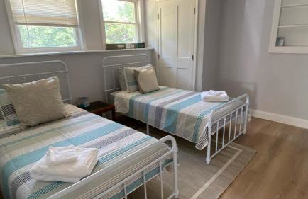 4 Bedroom Cape Getaway, 5 Min Drive to Beach, Pool Table, Grill, Backyard - Foto 6