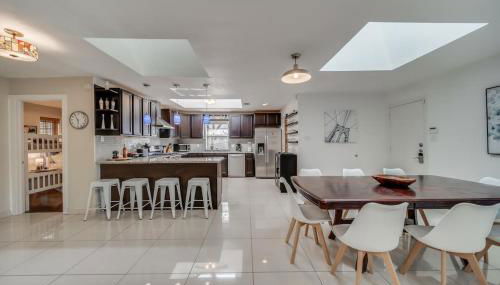 Central Plano 4-BD 2-BA Pool Retreat, Sleeps 10 - Foto 3