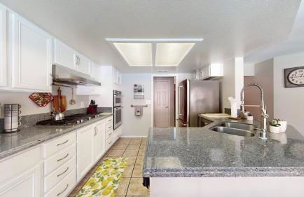 Beautiful Modern Home with Pool in Prime Strip Location - Foto 7