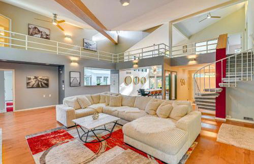 7 Mi to Skiing Lake George Home with Large Patio - Foto 1