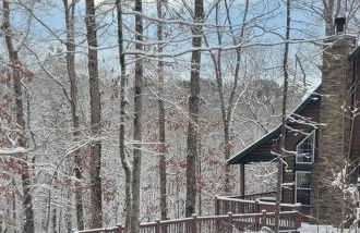 Cozy Creekside Log Cabin w Firepit, Hot Tub, WIFI - Foto 35