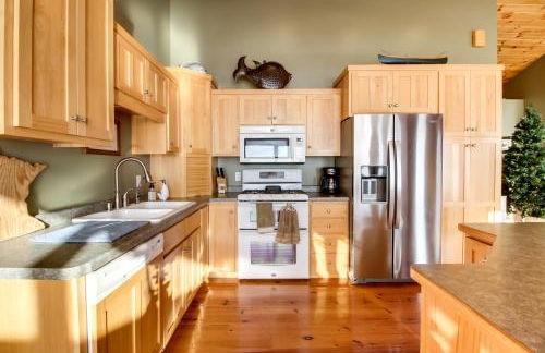 Lakefront Isle Escape with Dock and Fire Pit! - Foto 7