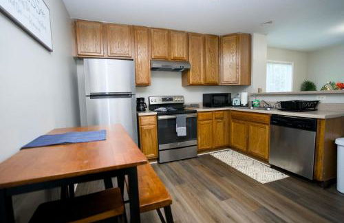 Modern Two BR Townhome, Workspace, Free Parking and Wi-Fi - Foto 14