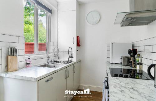 Spacious 2BR Home w Garden 2-Min Walk to Town - Foto 16