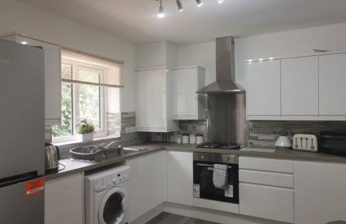 Private Spacious 2 Bedroom, 2 Bathroom & 2 Parking by Srk Accommodation - Foto 5