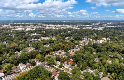 Stylish 4BR Haven: Serene Backyard and Fire Pit - Foto 102