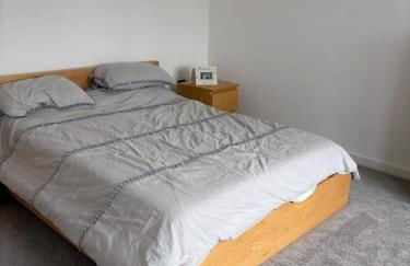 Modern Large 4-Bed Property sleeps 10 in Abergele - Photo 4