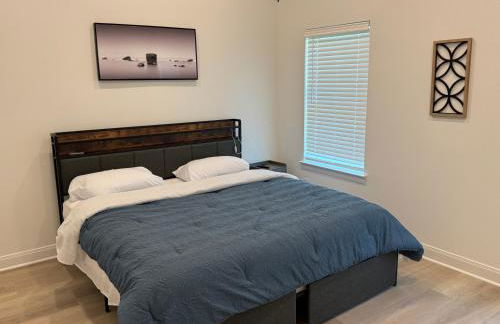 Modern 2 Bedroom All-En-Suite Near Downtown with EV Socket - Photo 14