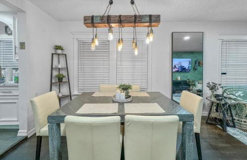 Casa Hosum - 7 mins Downtown Sleeps 9 King Bed Fenced Yard - Foto 5