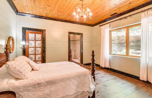 Upscale Getaway on Smith Lake with Boat Dock - Foto 14