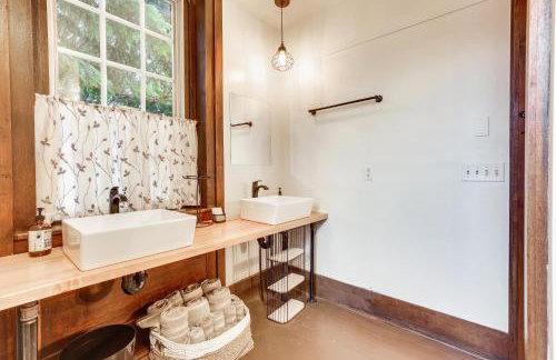 Timeless Winesburg Farmhouse with Deck - Foto 16