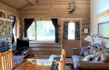 Tranquil Mountain Glamping Retreat: Stunning Log Cabin with a Hot Tub in Darby, MT - Foto 3