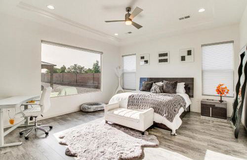 Poolside and Hot Tub Lounging Luxe Rio Rancho Home - Foto 13