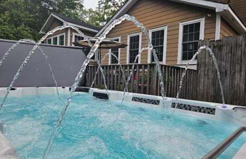 Close to Downtown, 11-Person Swim Spa-Hot Tub, 75" TV 4 Movie Nights, Spacious, Walk To Restaurants, Ping Pong - Foto 1