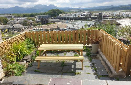 Harbour & Mountain Views, Porthmadog House, Sleeps 9, 4 Bedrooms, Two and Half Bathrooms - Photo 2