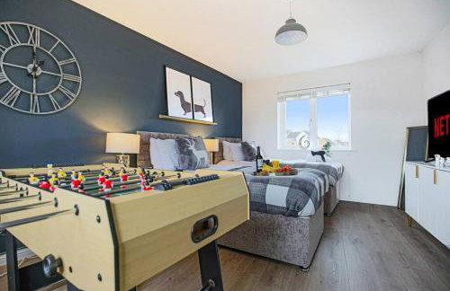 Luxury 5 Bedroom 3 Bathroom House - Smart TVs with Sky and Netflix, Super Fast WiFi, Free Parking by Yoko Property - Foto 24