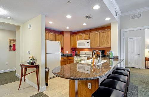 3-BR Condo with Dreamy Balcony Views, Walk to Pool - Foto 11