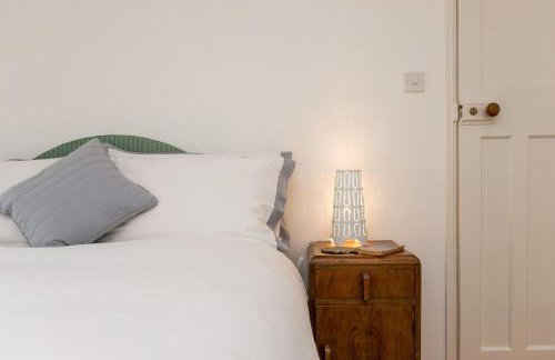 Lovely Cottage by Coastal Footpath & Surf Beaches! - Photo 18