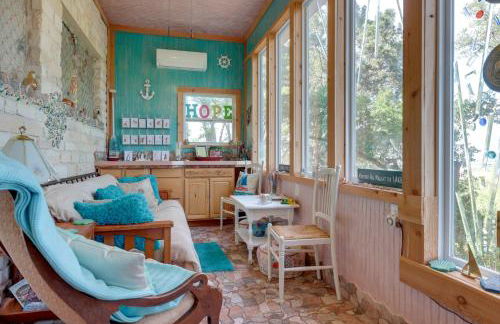 Exotic Home with Patio and Grill Walk to Canyon Lake! - Foto 5