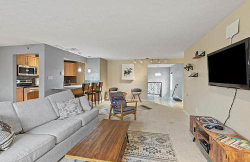 Modern Amenities Gas Fireplace Central Location - Foto 12